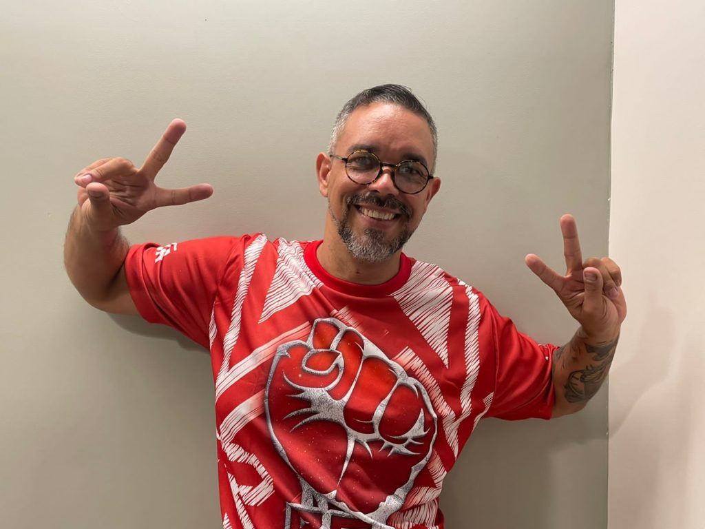 Edson Pereira com a camisa do enredo do Salgueiro de 2022, "Resistência" - Divulgação