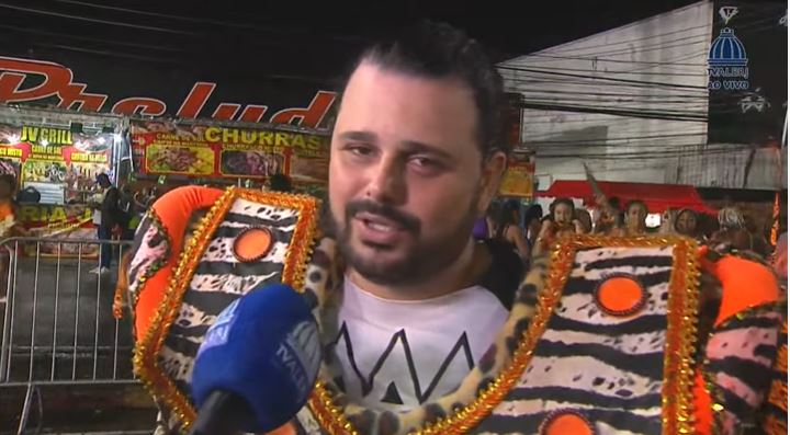Gabriel Haddad, carnavalesco da Grande Rio, após ter desfilado de baiana no Sereno de Campo Grande - Reprodução/TV Alerj